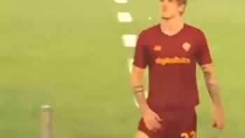 Piłkarz AS Roma nie wytrzymał obelg. Wykonał obsceniczny gest (VIDEO)